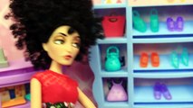 BARBIES FUNNY SHOE PROBLEMS! Frozen Prince Hans & Barbie Shop at Mall Doll Parody DisneyCarToys