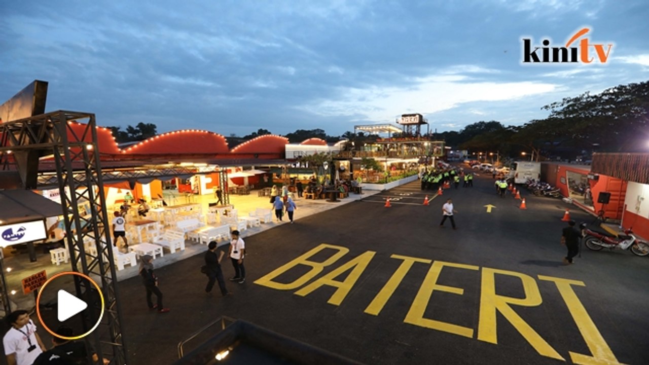 "Orang kata kalau ke JB tak sah kalau tak ke Kilang Bateri", kata Najib Razak