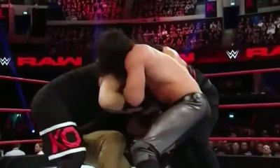 Raw 14 November 2016 Braun Strowman attacks Roman Reigns and Dean Ambrose 02