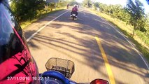 Ce motard passe par-dessus une voiture en Thailande !