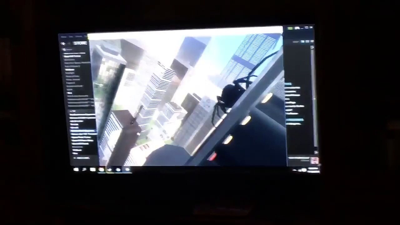 Elle joue en réalité virtuelle et tombe sur la TV en vrai