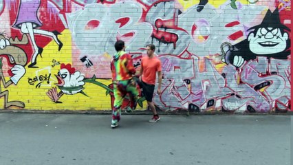 Cet homme danse avec 100 personnes inconnues dans le monde - 100 People of Dance