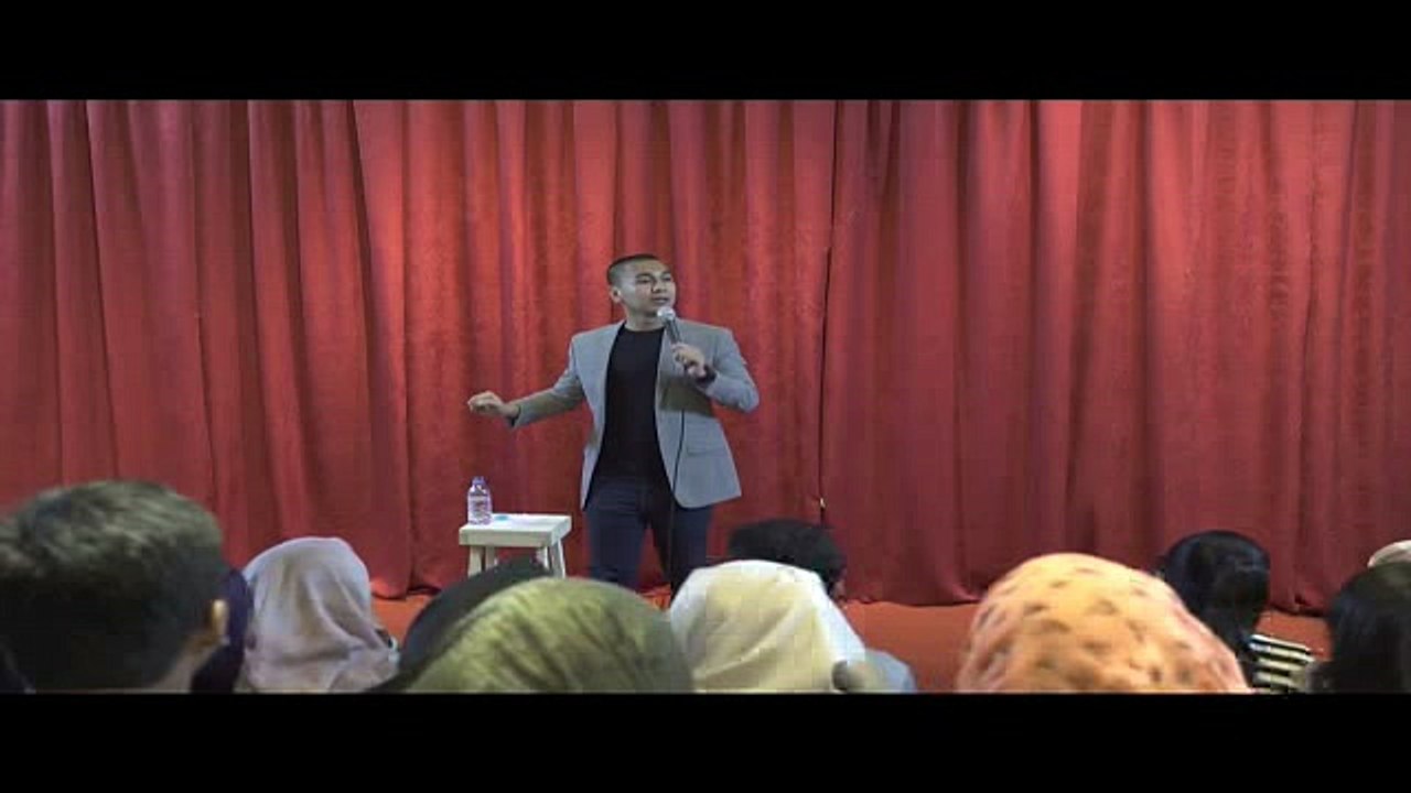 Komedi Stand Up Commedy - Cewek Ngomongin Temen (Radityadika)