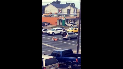 Elle pense pouvoir monter dans une voiture en marche... Mauvaise idée