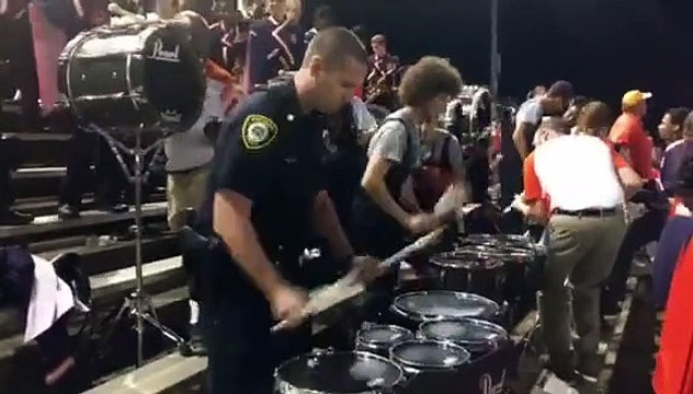 Ce policier vous reserve bien des surprise... C'est aussi un musicien talentueux