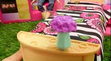Barbie Oyunları - Barbie Ve Arkadaşı Yazlık Evi Düzenliyorlar. Kız Oyuncakları! | Cars Children Song