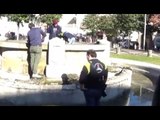 Aversa (CE) - Ripulita la fontana di Piazza Vittorio Emanuele (05.12.16)