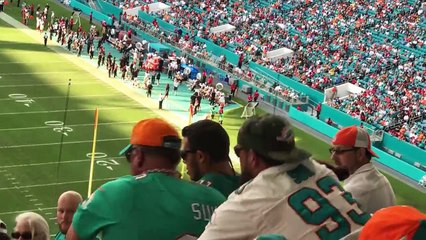 Des fans de football américains se chauffent dans les tribunes