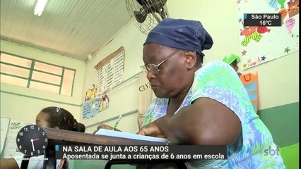 Aposentada se junta às crianças para aprender a ler e escrever