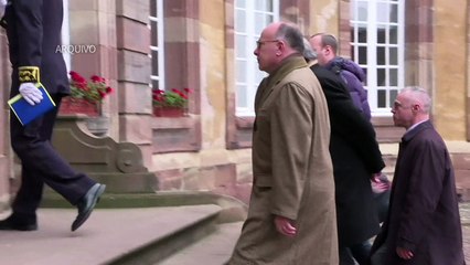 Cazeneuve é o novo primeiro-ministro da França