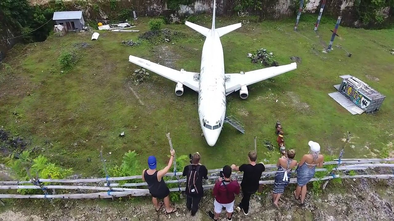 AN ABANDONED PLANE FOUND 737