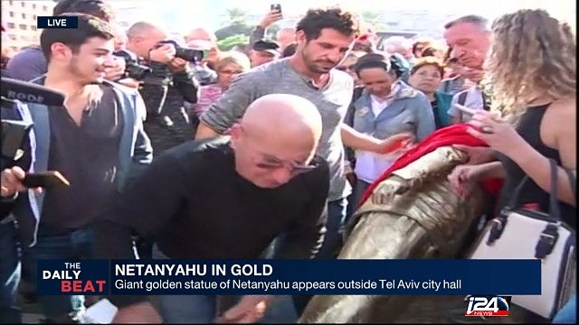 Giant golden statue of Netanyahu appears outside Tel Aviv City Hall