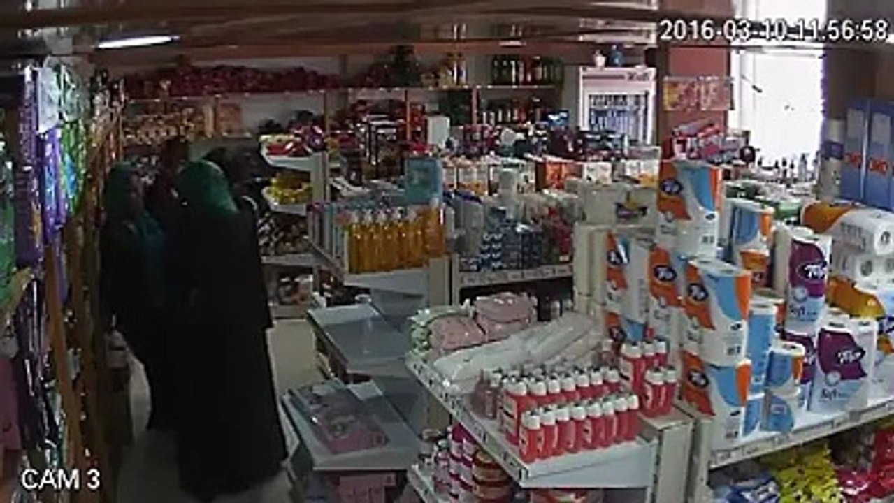 متحجبين وتفرج شعملو تسرق وتحط في ملابسها