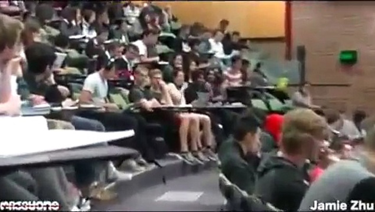 Il se fait un porno en amphi... Mais son casque n'est pas branché ! LA HONTE