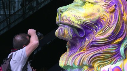Leões arco-íris do HSBC causam polêmica em Hong Kong