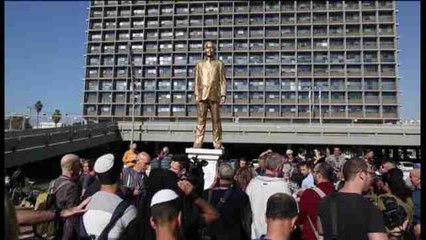 Colocan una polémica estatua dorada de Netanyahu en Tel Aviv