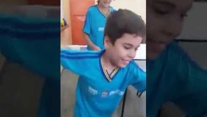 Un enfant en fauteuil roulant marche pour la première fois en classe