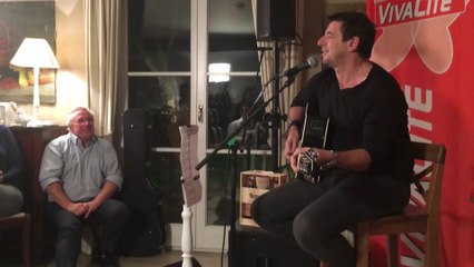 Ils reçoivent Patrick Bruel à la maison pour un concert privé