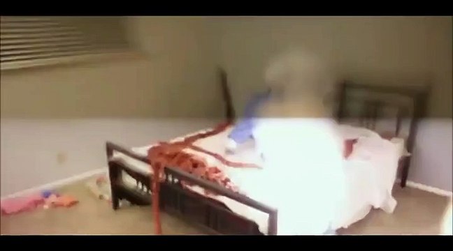 Cette tarée va allumer des centaines de pétards sur le lit ou son copain dort... Dingue