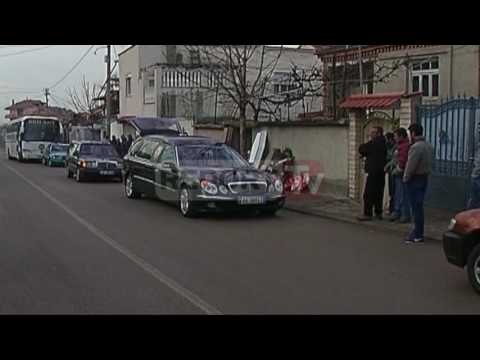 Report TV - Korçë, përcillen në banesën e fundit pa praninë e nënës dy vogëlushët