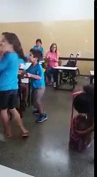 Un enfant en fauteuil roulant marche pour la première fois en classe