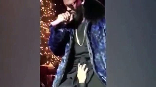 En plein concert, une fan attrape les parties intimes de R. Kelly