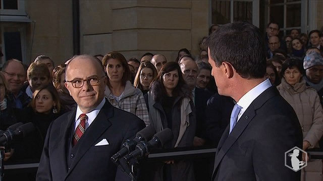 Matignon : la passation de pouvoirs entre Manuel Valls et Bernard Cazeneuve