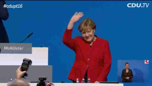 Merkel, reelegida líder de los conservadores alemanes con un 89,5 %