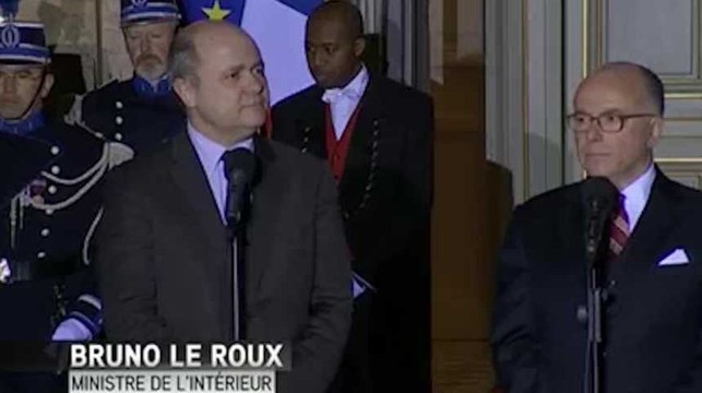 Remaniement : passation de pouvoir entre Bruno Le Roux et Bernard Cazeneuve au ministère de l’intérieur