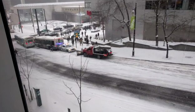 Des bus, une voiture de police et même une déneigeuse se retrouvent en difficultés sur une pente verglacée.