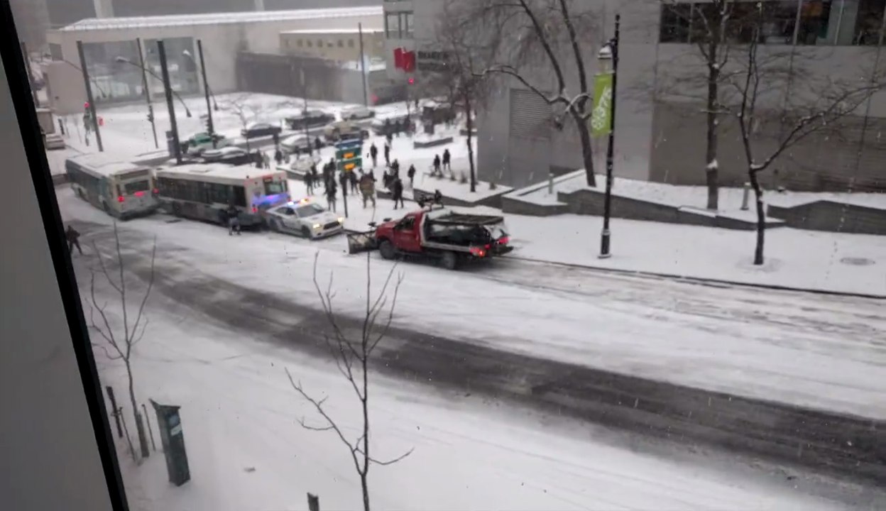 Des bus, une voiture de police et même une déneigeuse se retrouvent en difficultés sur une pente verglacée.