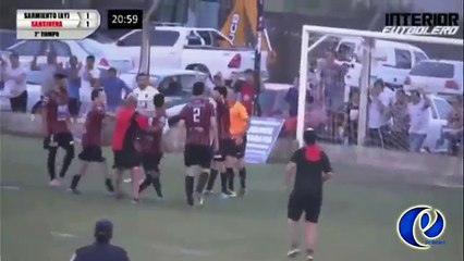 Mira como un árbitro fue agredido por futbolistas