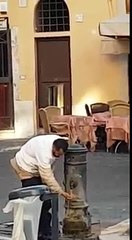 algures com Higiene verificando se a agua esta em condições