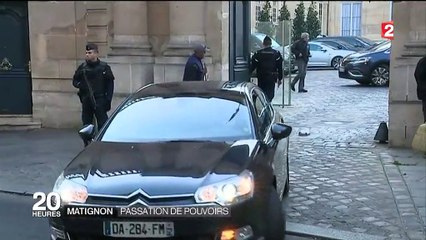 Matignon : Manuel Valls passe le pouvoir à Bernard Cazeneuve