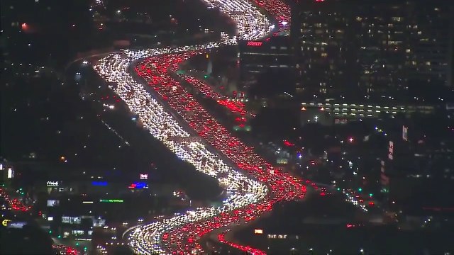 Tutti in viaggio per le feste? Questa è la fila di auto più lunga che abbiate mai visto!
