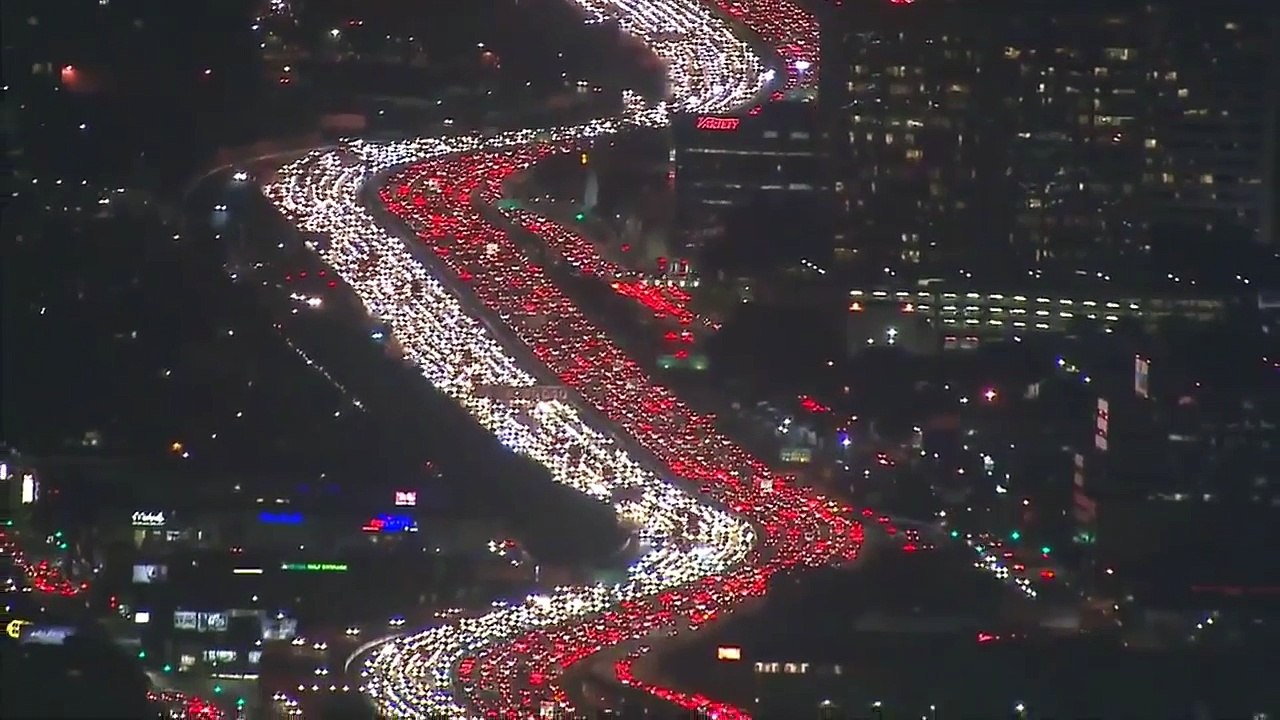 Tutti in viaggio per le feste? Questa è la fila di auto più lunga che abbiate mai visto!