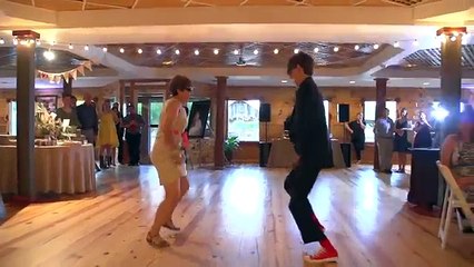 Vidéos de mariage : vous allez halluciner en voyant comment le marié et sa mère danser pour l'ouverture du bal !