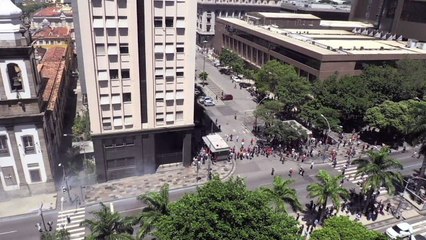 Policía choca con manifestantes contra plan de austeridad en Rio