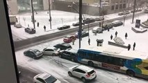 Caos no trânsito no primeiro nevão do ano na cidade de Montreal