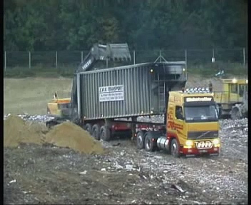 Volvo FH12 Bulk Tipper Unloading