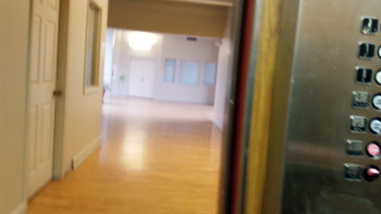 Unknown Hydraulic Elevator @ Woodstock Square Mall