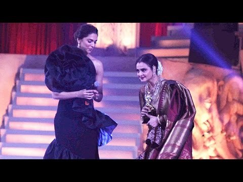 Deepika Padukone HONOURS Rekha With LIFETIME ACHIEVEMENT AWARD | Star Screen Awards 2016
