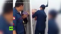 Mira como un ladrón quedó atrapado en la puerta de una celda