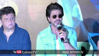 Shahrukh Khan Shows His Raees Locket At Raees Trailer Launch | LehrenTV