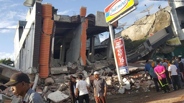Ινδονησία: Δεκάδες νεκροί από σεισμό 6,4 Ρίχτερ
