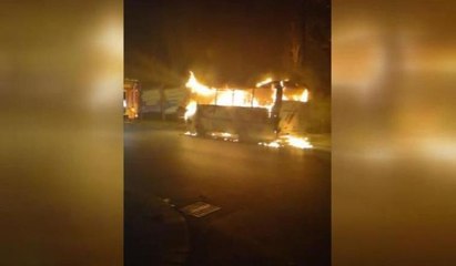 Küçükçekmece'de alevli gece... Midibüs alev alev yandı