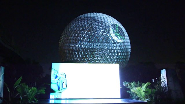 Disney transforme son globe spacial en étoile noire géante de 35m de haut !