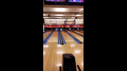 Comment eclater la jambe de son pote au bowling... Bravo!