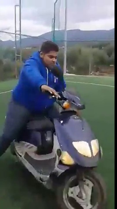Ce gros débile va réussir à éclater un scooter... Pauvre bécane morte