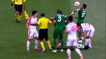 [Bongda360.com.vn] Hài hước cầu thủ biểu diễn kỹ thuật khi đồng đội bị chấn thương